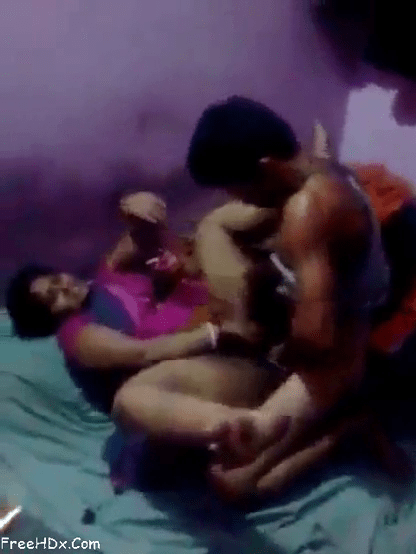 Tamil aunty sex pudavaiyai thuki adi pundaiyil